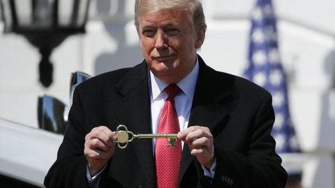 Tramp Qozog‘iston prezidentiga Oq uy kalitini sovg‘a qildi