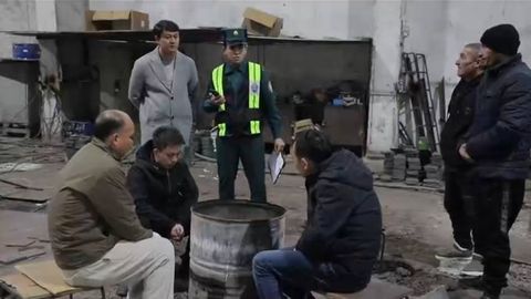 Иностранцы, прикуривавшие от узбекской купюры, уволены и оштрафованы