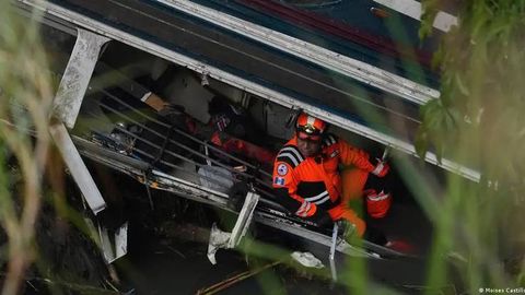 Gvatemalada avtobus jarlikka qulashi oqibatida 15 kishi halok bo‘ldi (video)
