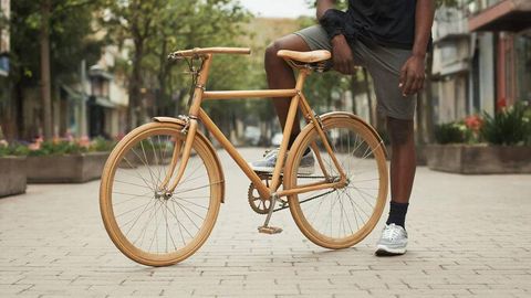 Эфиопиялик талаба ёғоч велосипедда Буюк Британияни кезиб чиқди (видео)