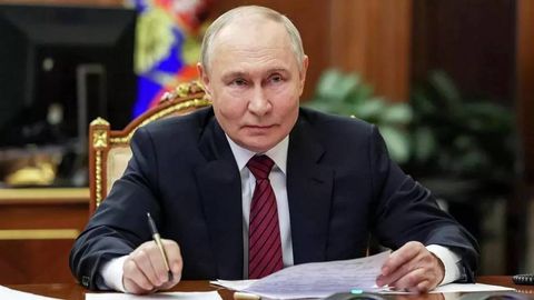 Путин амалдорларга йиллик декларация топширмасликка рухсат берди
