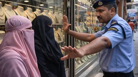 Ҳиндистон штатларидан бирида ниқобли аёлларга заргарлик дўконларига кириш тақиқланди