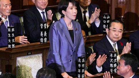 “Hamma ishlaydi, otlardek ishlaymiz”. Yaponiyaning sportkarda yurgan, barabanchi bo‘lgan birinchi ayol bosh vaziri — Sanae Takaichi haqida nimalar ma’lum?