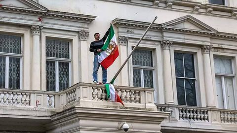 Лондонда намойишчилар Эрон элчихонасидаги байроқни эскисига алмаштирди. Теҳрон Британия элчисига норозилик билдирди