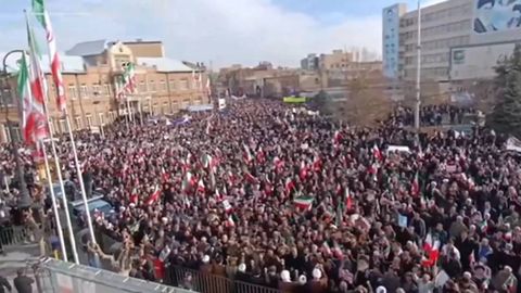 Эронда ҳукумат тарафдорлари намойишга чиқди (видео)
