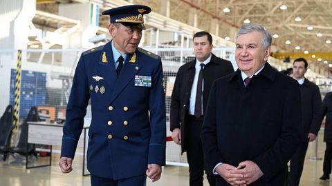 Шавкат Мирзиёев Чирчиқ авиация таъмирлаш заводига ташриф буюрди