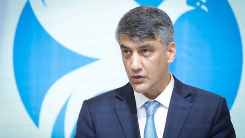 “Мактабни тугатган болаларни 1—1,5 йиллик ҳарбий хизматга жалб қилиш ҳақида ўйлаб кўриш керак” — Алишер Қодиров