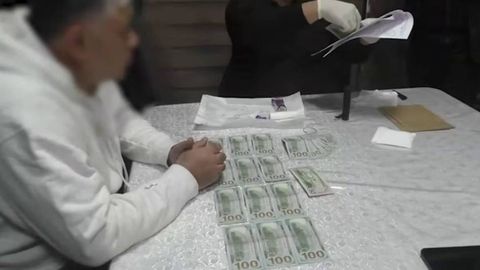 Тошкентда колониядаги маҳкумдан 7,5 минг доллар талаб қилган шифокорлар қўлга олинди