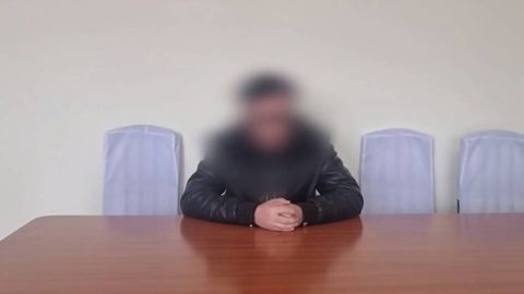 Navoiyda IIB boshlig‘i tanishi ekanini aytib, fuqarodan 1 000 dollar talab qilgan shaxs ushlandi