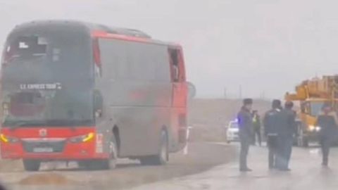 В Навои перевернулся пассажирский автобус, пострадали двое