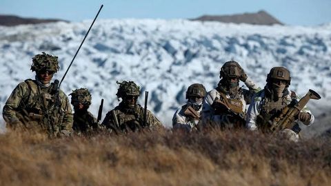 АҚШ Гренландиядаги базасига ҳарбий самолётлар юборди