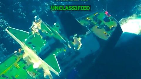 АҚШ Венесуэлага тегишли еттинчи нефть танкерини қўлга олди (видео)