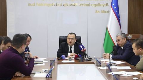 “Ўзбекчиликнинг олдини олади”. Сирдарё вилоят суди раиси иш вақтида судьяларга телефондан фойдаланиш тақиқлагани ҳақида