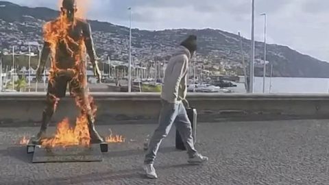 Krishtianu Ronalduning Portugaliyadagi haykali yoqib yuborildi (video)