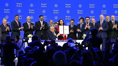 Трамп “Тинчлик кенгаши” низомини имзолаб, унинг раиси бўлди 