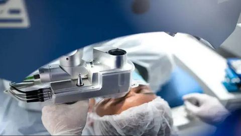 Хитойлик олимлар кўз тўр пардасида жарроҳлик амалиётларини бажара оладиган робот ишлаб чиқди