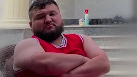 Наманганда кўча безорилиги билан шуғулланган “Эшон” лақабли шахс ушланди (видео)