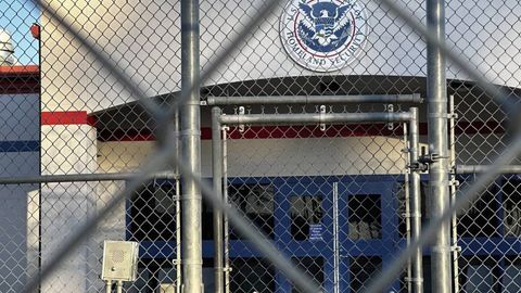 АҚШдан депортация қилиниши кутилаётган ўзбекистонликлар ватанга тезроқ қайтишда ёрдам сўради