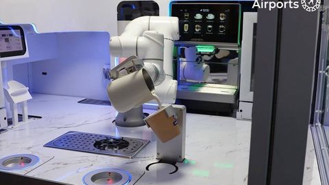 В аэропорту Ташкента заработал первый в стране робот-бариста