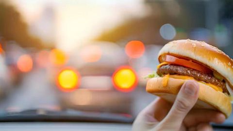 Yo‘llardagi tirbandlik va fastfudga moyillik o‘rtasida qanday bog‘liqlik bor?