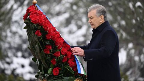 Шавкат Мирзиёев Ислом Каримов ҳайкали пойига гулчамбар қўйди