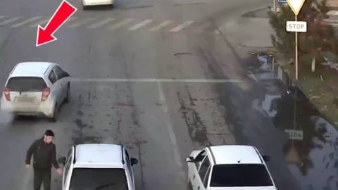 Андижонда йўл ўртасида саломлашган ҳайдовчилар бошқа автомобиль жаримага тушишига сабаб бўлди