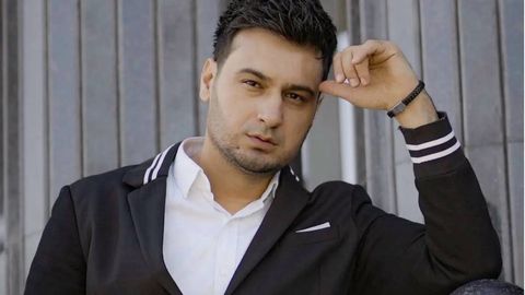 “Ўзбекистонда тиббиёт бизнесга айланибди”. Отабек Муталхўжаев саратон ҳақидаги нотўғри ташхисдан сўнг сочи оқариб кетгани ҳақида