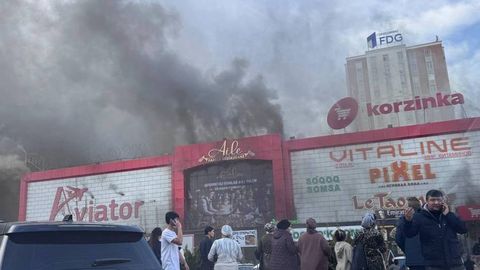 В здании Aviator Korzinka в Ташкенте произошел крупный пожар (видео)