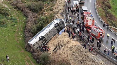 Туркияда автобус ағдарилди. 9 киши ҳалок бўлди (видео)