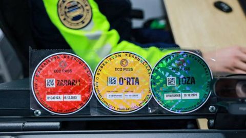 Более 55 тыс. водителей обратились за получением экостикеров для авто