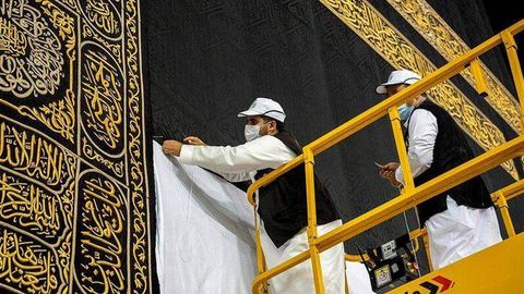 Epshteynga 2017-yilda Ka’bapo‘sh parchalari sovg‘a qilingani ma’lum bo‘ldi