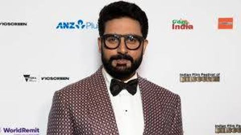 Машҳур фамилия соясидаги актёр: болалигида дислексиядан азият чеккан Абҳишек Баччан 50 ёшда