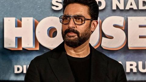 Машҳур фамилия соясидаги актёр: болалигида дислексиядан азият чеккан Абҳишек Баччан 50 ёшда