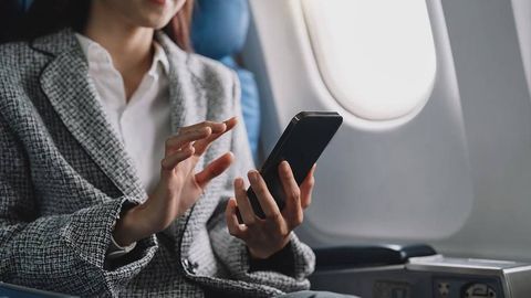 Нима учун самолётда смартфонларни “парвоз режими”га қўйиш сўралади? Уларни ўчирмаса нима бўлади?