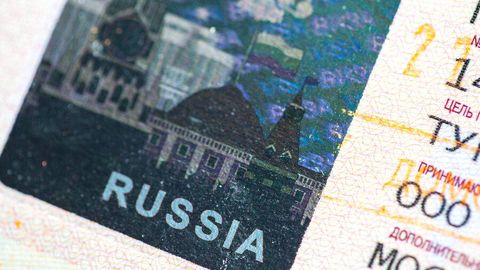 Россия апрель ойидан айрим мигрантларга “истеъдод визаси”ни беришни бошлайди