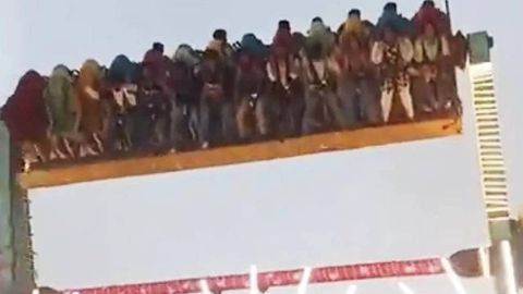 Hindistonda odamlar uchayotgan attraksion tushib ketdi (video)