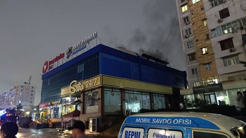 Тошкентдаги савдо мажмуасида ёнғин содир бўлди (видео)