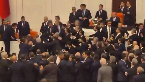 Turkiya parlamentida deputatlar mushtlashdi (video)