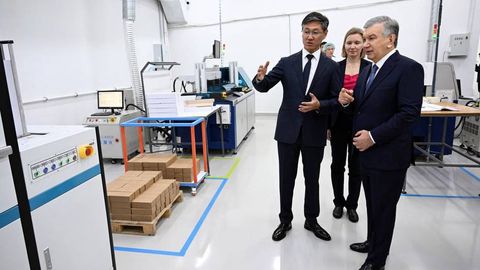 Шавкат Мирзиёев SIM-карталар, ижтимоий ва халқаро тўлов карталари ишлаб чиқарадиган корхонада бўлди