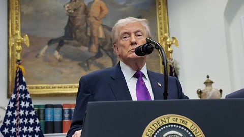 Трамп Эрон тузумини алмаштиришни энг яхши ечим деб атади