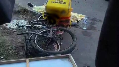 Тошкентда юк машинаси уриб юборган курьер ҳалок бўлди