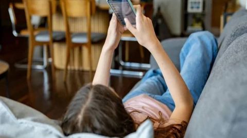 Британия 2026 йил охиригача ўсмирларнинг ижтимоий тармоқдан фойдаланишини тақиқланиши мумкин