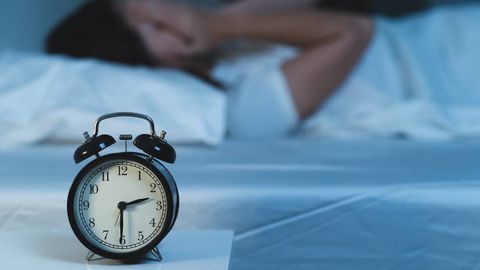 Уйқусизлик эпидемияси: ҳозирги замон инсонлари нима учун ухлолмаяпти ва бунга қандай ечимлар бор?