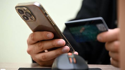 У узбекистанцев появится возможность проверить, сколько банковских карт и SIM-карт оформлено на их имя