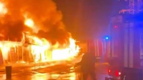 Toshkentdagi qurilish bozorida sodir bo‘lgan yong‘in deyarli bir soatda o‘chirildi