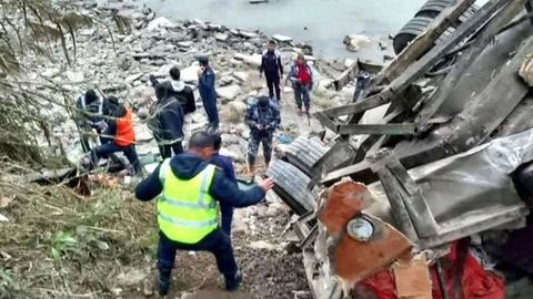 Nepalda yo‘lovchi avtobusi daryoga qulab tushdi (video)