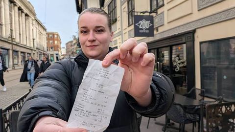 Британиялик аёл қаҳвахонадаги техник хато сабаб дунёнинг энг бой одамига айланди