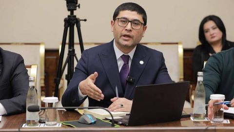 “Gumonlanuvchini yig‘ilishga olib borib, boshqalarga ibrat bo‘lsin deb ko‘rsatish Konstitusiyaga zid”. Advokat Abdullayev — Kattaqo‘rg‘on voqeasi haqida