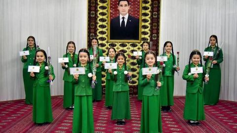 Туркманистонда 8 март учун хотин-қизларга 17 доллардан берилади