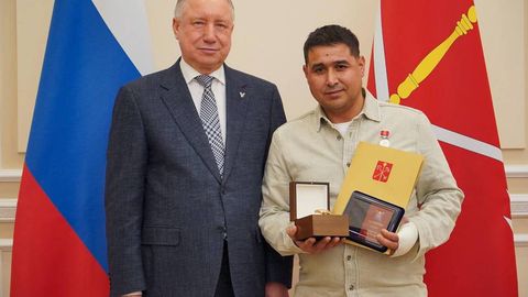 Губернатор Санкт-Петербурга наградил Хайрулло Ибадуллаева, спасшего 7-летнего ребенка